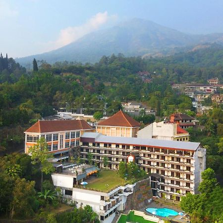 Royal Hotel And Convention Tretes Prigen Exterior foto
